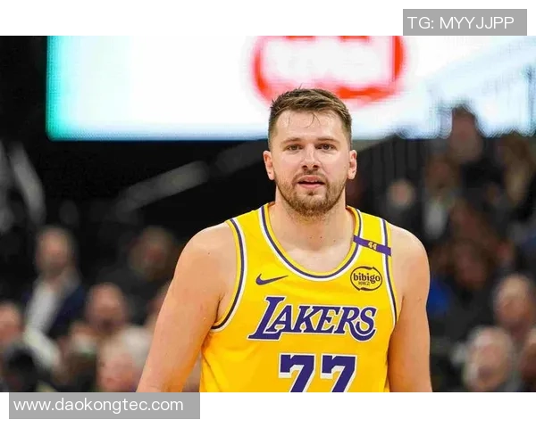 塑料兄弟!东契奇采访里夫斯抢镜:我扣篮比你多!东子:没错但你不防卫啊